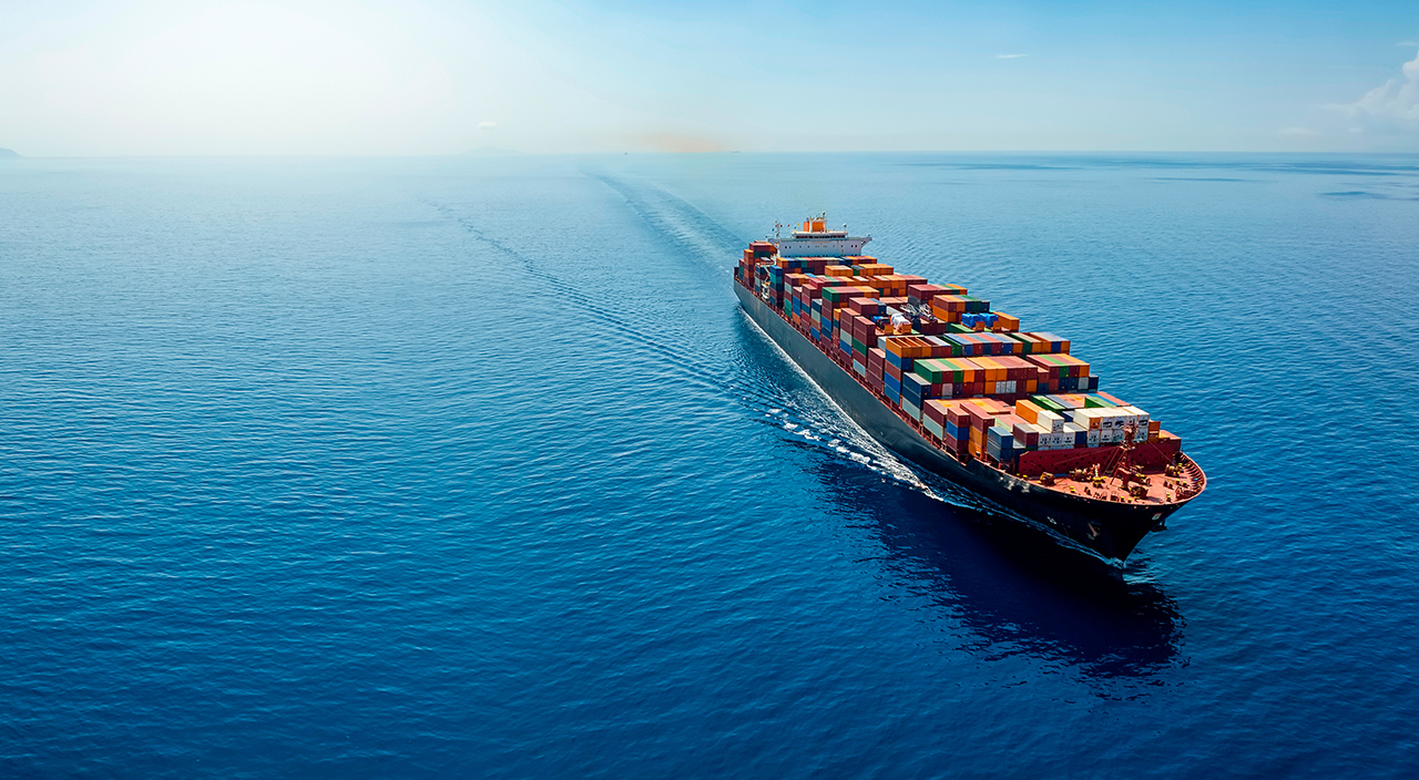 Containerschiff von oben im offenen Meer