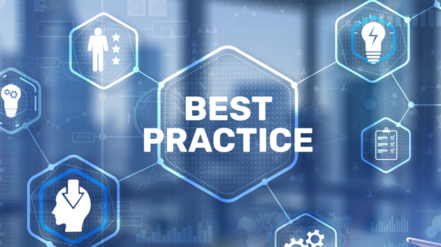 Sechseckige Icons mit Symbolen für Menschen, Ideen und Zahnräder umgeben den zentralen Ausdruck „Best Practice“ auf einem blauen abstrakten digitalen Hintergrund.
