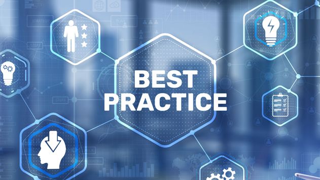 Sechseckige Icons mit Symbolen für Menschen, Ideen und Zahnräder umgeben den zentralen Ausdruck „Best Practice“ auf einem blauen abstrakten digitalen Hintergrund.