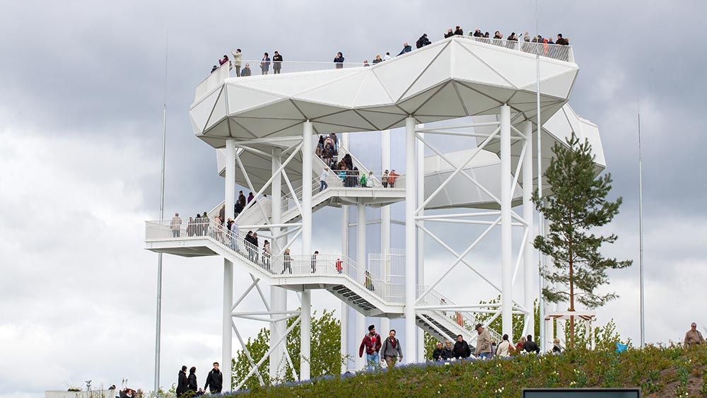 Die Aussichtsplattform Wolkenhain thront 120 Meter ĂĽber dem Meeresspiegel inmitten des Berliner Kienbergs.