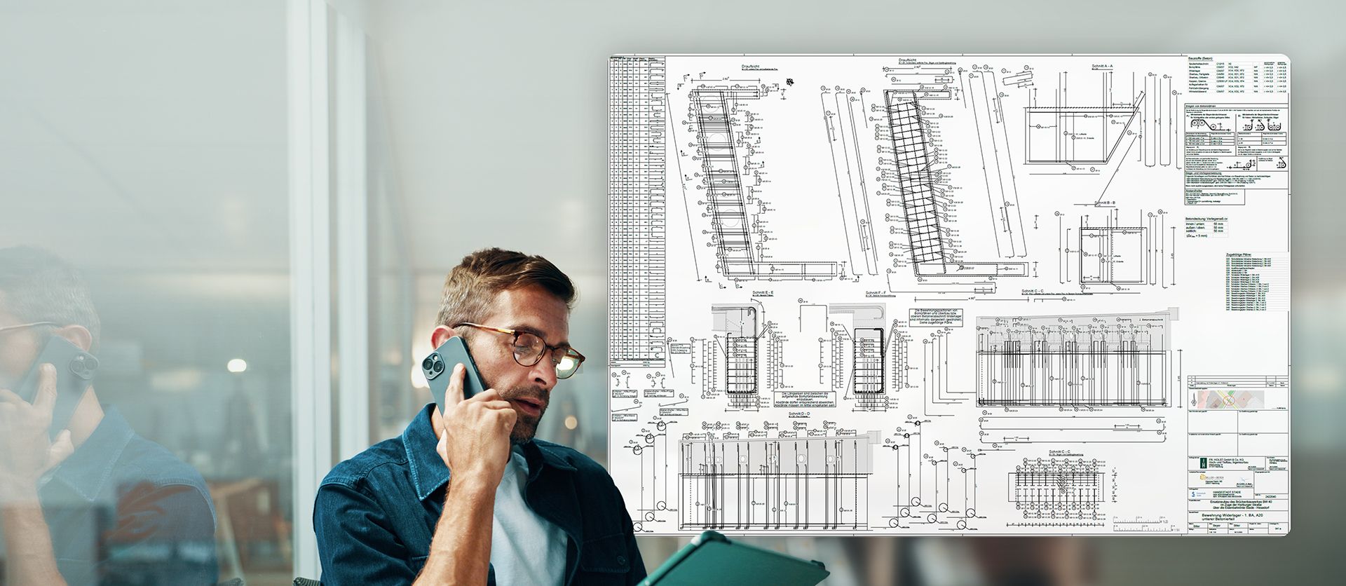 Mann mit Brille spricht am Telefon, im Hintergrund ist der Bewehrungsplan eines Widerlagers zu sehen