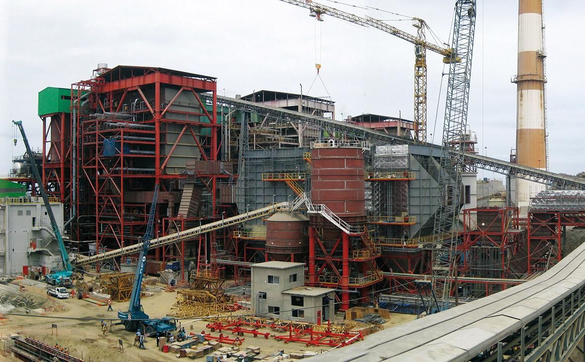 A view of the Huasco Power Plant under construction, with cranes and industrial structures.
