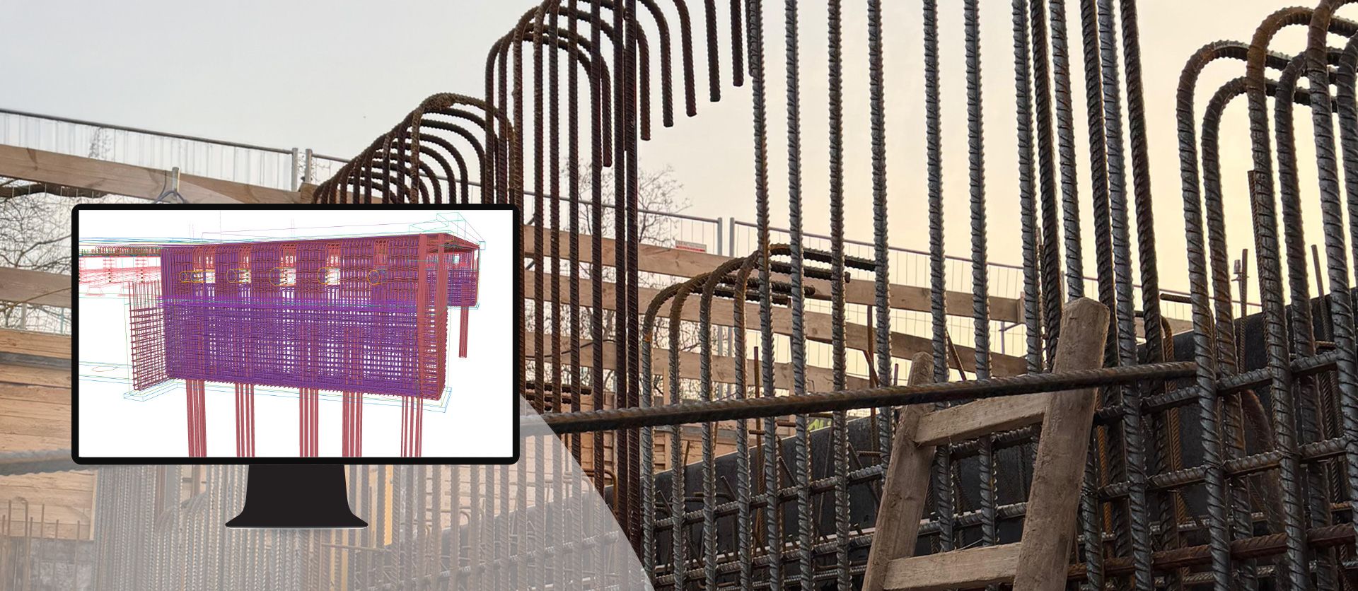 Nahaufnahme von gebogenen und geraden Bewehrungsstäben auf einer Baustelle für eine Brücke