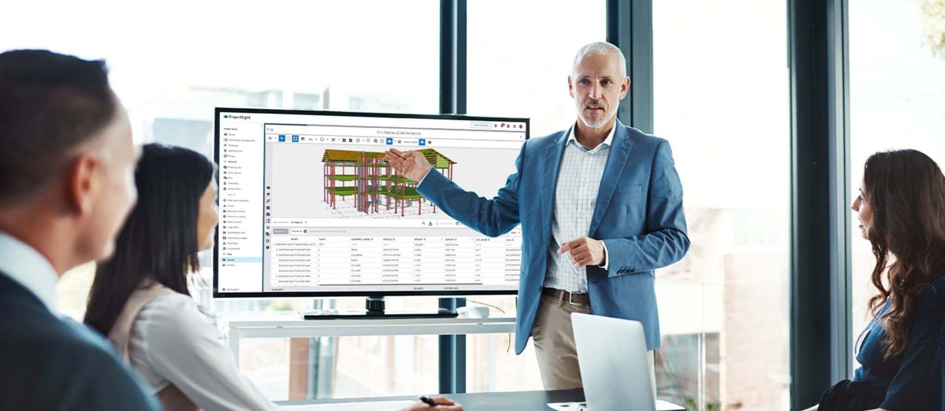 Een presentator wijst naar BIM-gegevens op een monitor tijdens een kantoorvergadering.