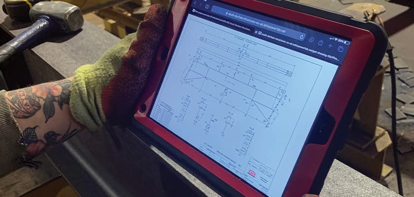 A través de Tekla PowerFab, el fabricante accede y ve el dibujo en su tableta