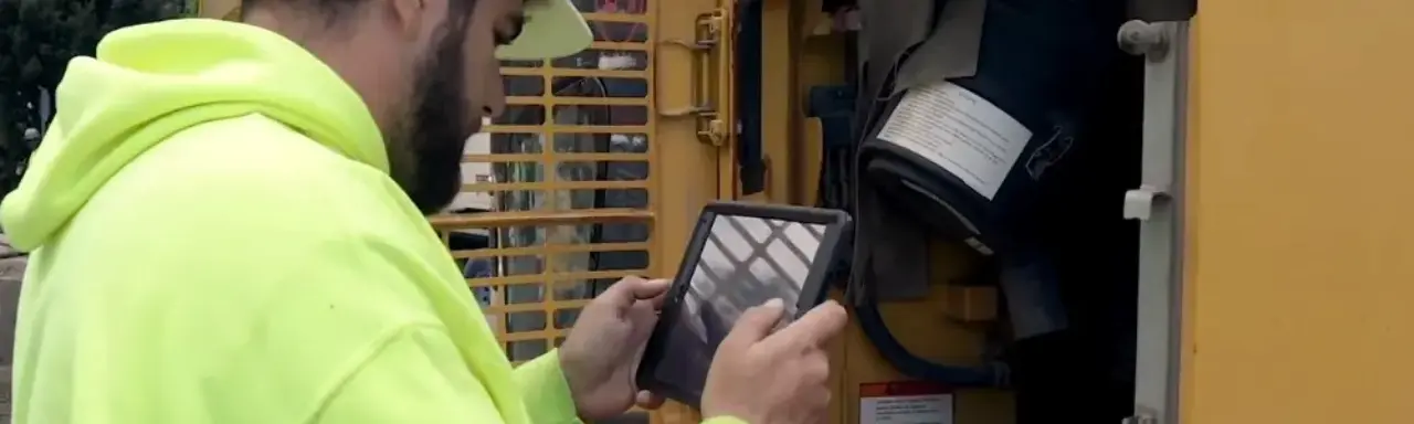 Construction worker using tablet to use B2W mobile apps in the field