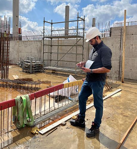 Dank CDE haben BIM-Manager Abdulaziz Noah sowie alle Projektbeteiligten auch auf der Baustelle jederzeit Zugriff auf den aktu