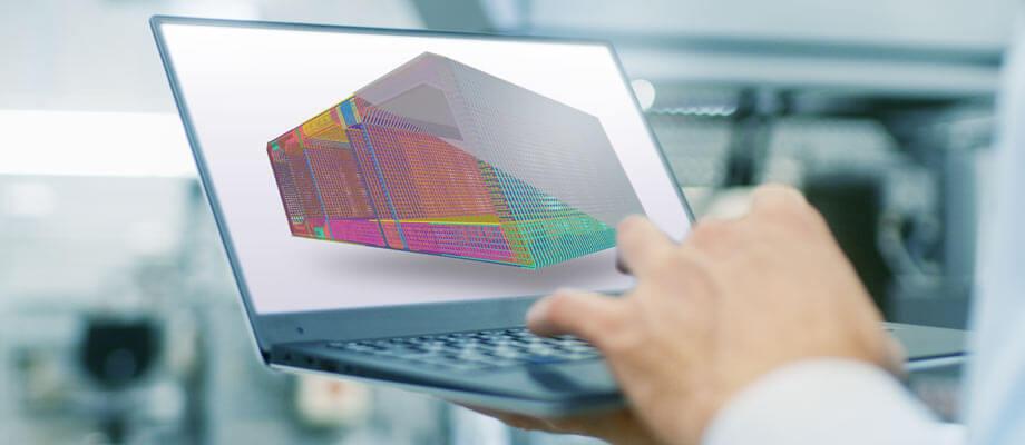 Konstrukteur betrachtet das Tekla-3D-Modell einer Bewehrungskonstruktion auf dem Laptop