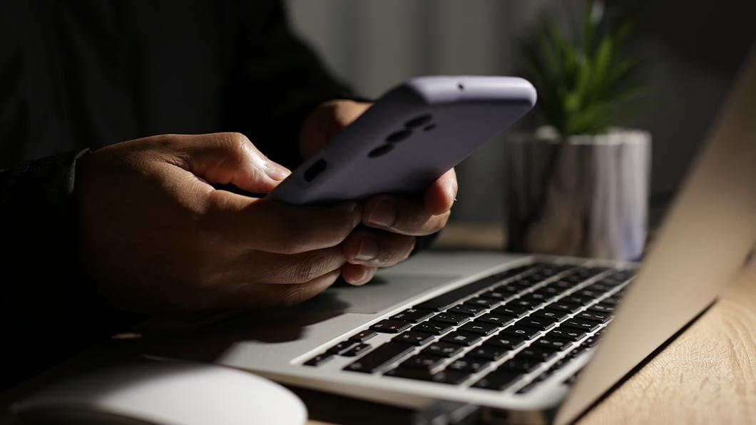 construction-blog-smartphone-laptop-programmer-image