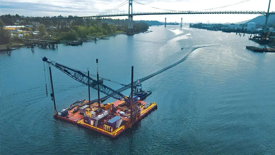 Wire crane dredge in port